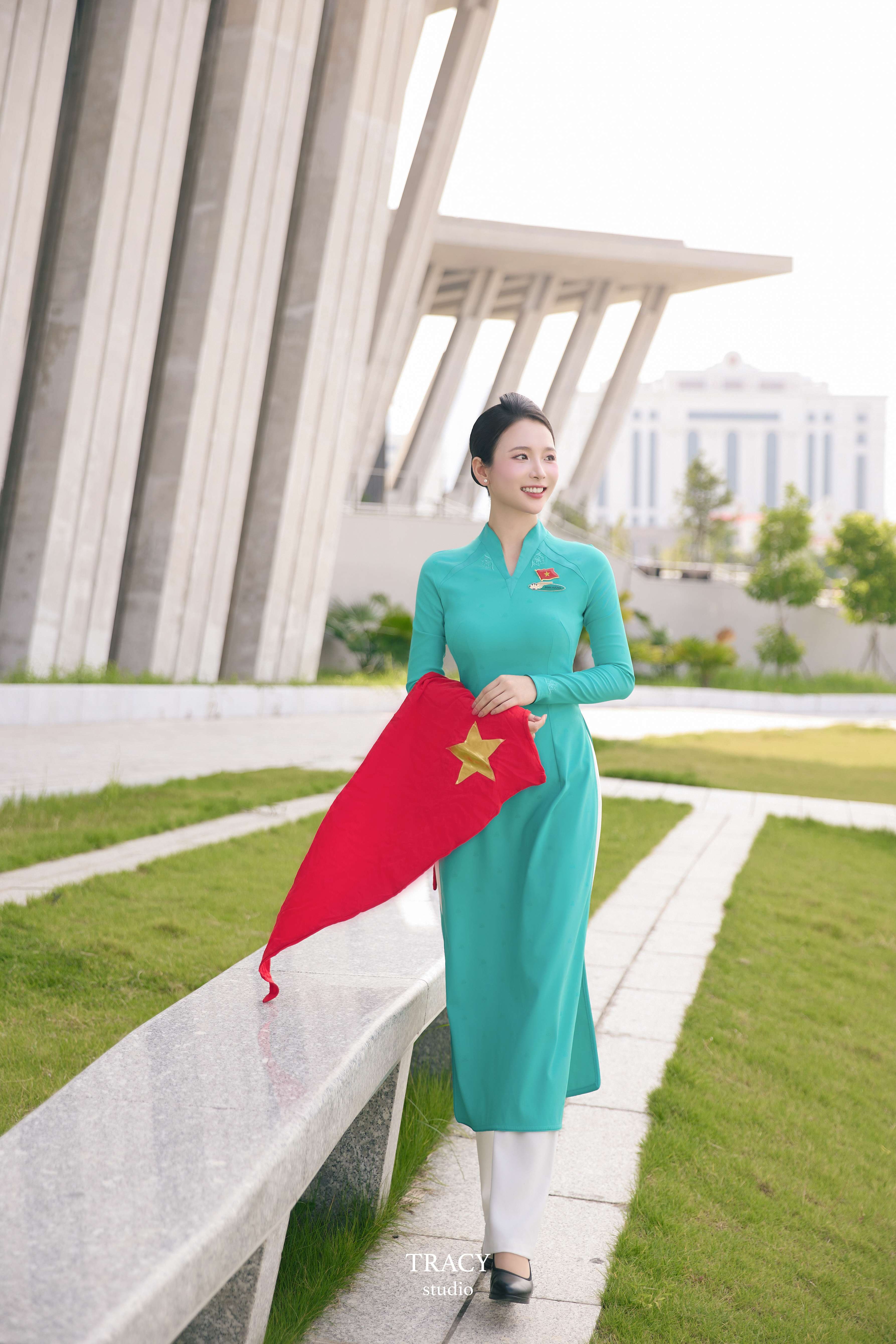 frontend/img/gallery/tinh-khoi-ao-dai-viet/tracy-studio-chup-concept-ao-dai-tiep-vien (8).jpg